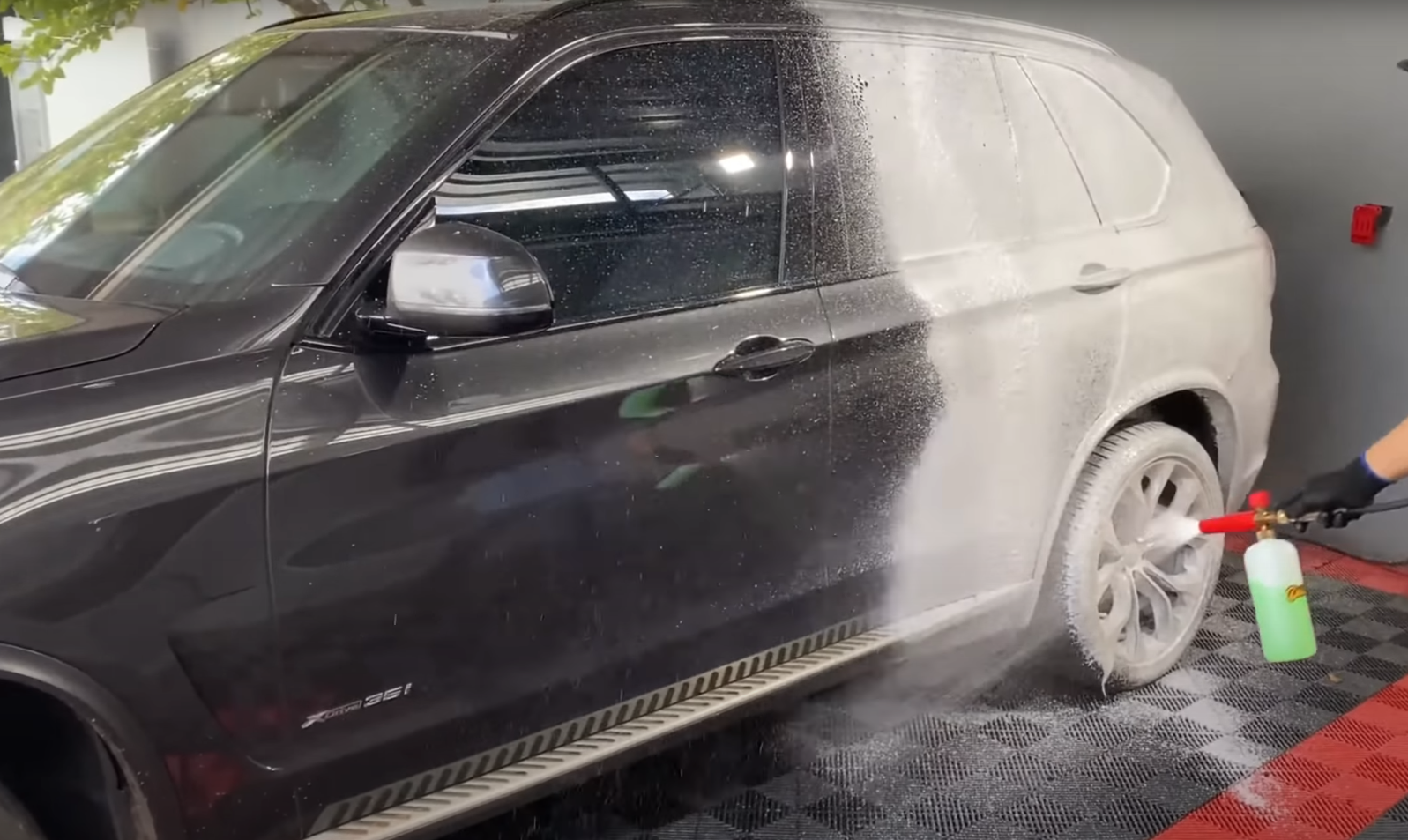 Técnico realizando diagnóstico de motor com equipamento de software avançado