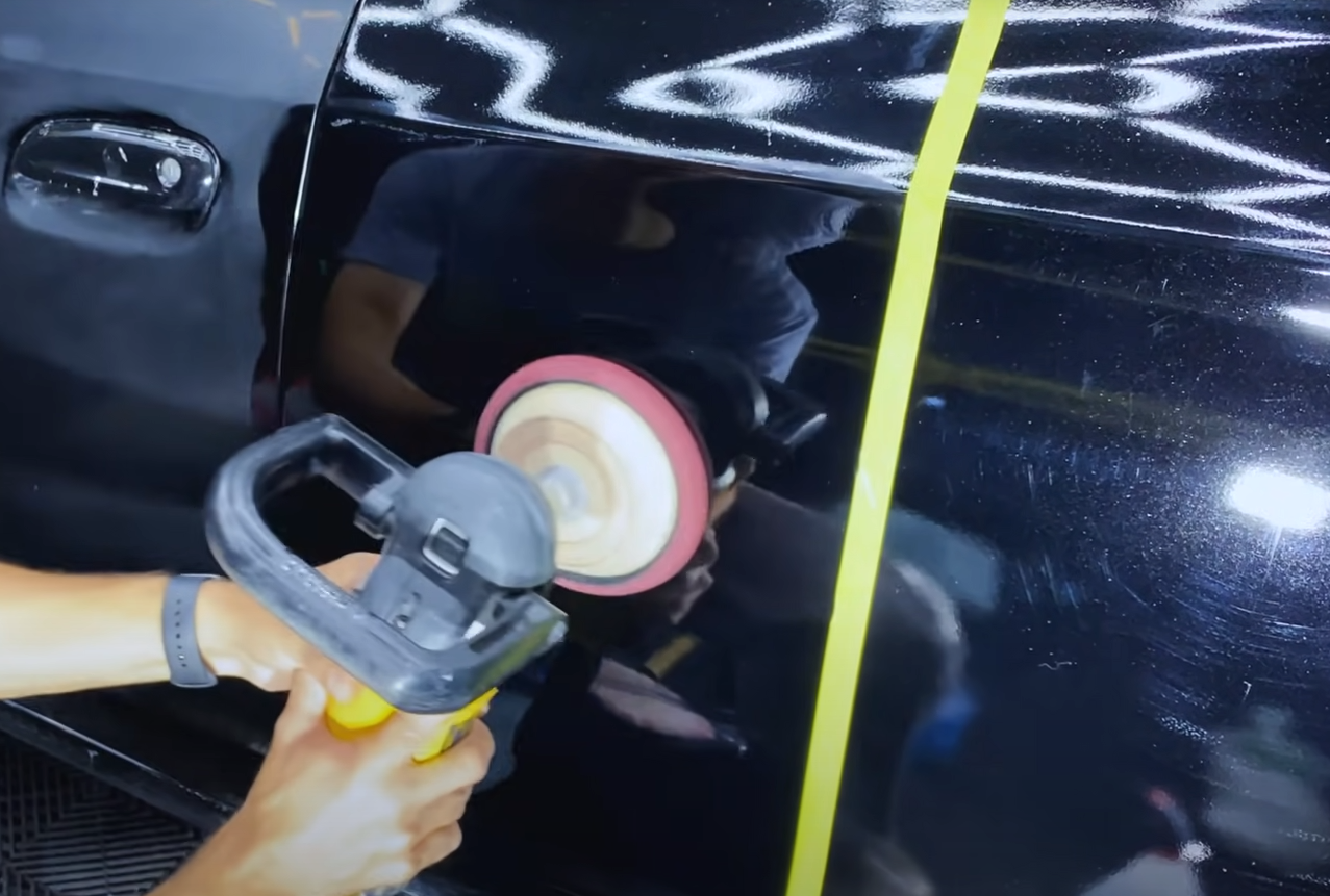 Sistema de suspensão automotiva de alta performance sendo instalado