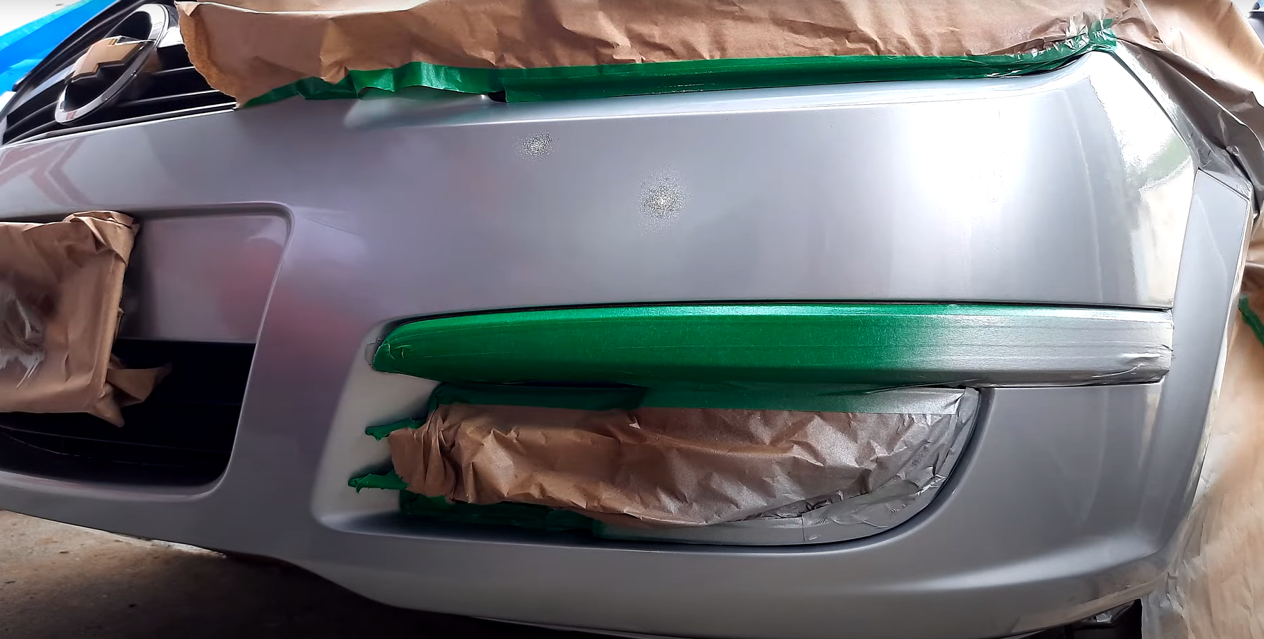 Técnico realizando alinhamento de suspensão com equipamentos de precisão