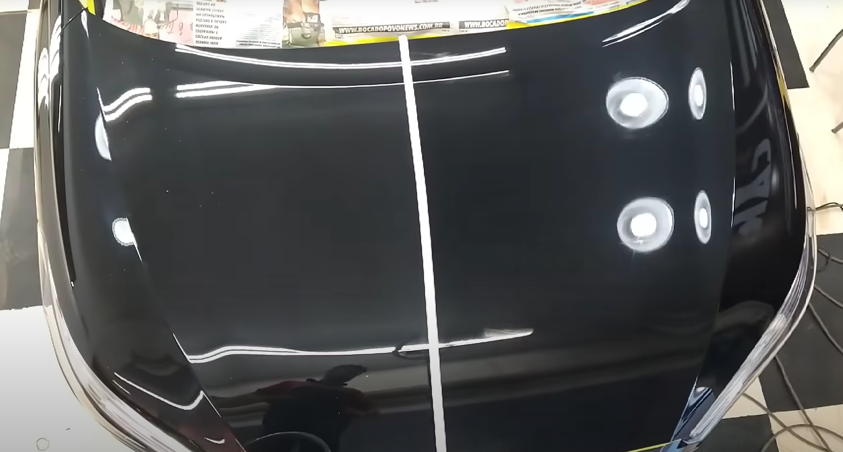 Equipamentos modernos de manutenção automotiva em oficina especializada